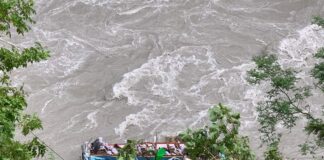 तनहुँको आँबुखैरेनीनजिकै मर्स्याङ्दी नदीमा यात्रुवहाक बस खस्यो