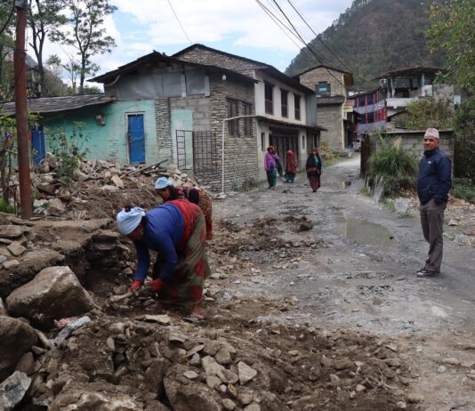 सडक छेउका टहरा भत्काउन दरवाङवासी अग्रसर