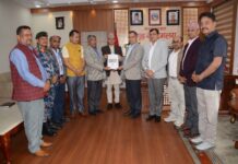 गृहमन्त्रीसमक्ष धादिङ बस दुर्घटना छानबिन कार्यदलको प्रतिवेदन पेस