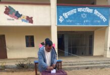 गोरखा-२ का कांग्रेस उमेदवार प्रकाशचन्द्र दवाडीले गरे मतदान