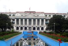 नयाँ मन्त्रीलाई कुरिरहेको सिंहदरबार