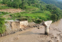 बाढीपहिरोले चार परिवार विस्थापित, जलविद्युत् आयोजनामा क्षति