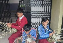 विद्यार्थीलाई चोयाको सामग्री बनाउने सीप प्रदान