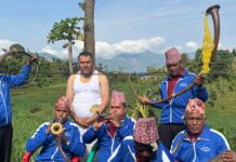 समाजसेवी प्रकाश घिमिरेद्वारा मन्ज्याङ पञ्चैबाजा समूहलाई ६० हजार बराबरको पोशाक सहयोग