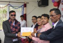 विद्यार्थीले उत्कृष्ट नतिजा ल्याएको भन्दै भच्चेक माविका शिक्षक अनुप अधिकारीलाई सम्मान