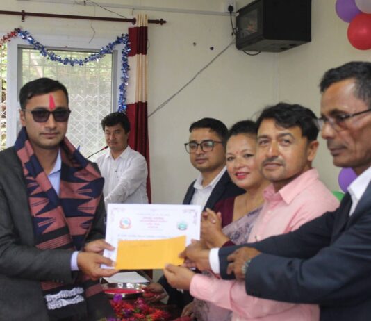 विद्यार्थीले उत्कृष्ट नतिजा ल्याएको भन्दै भच्चेक माविका शिक्षक अनुप अधिकारीलाई सम्मान